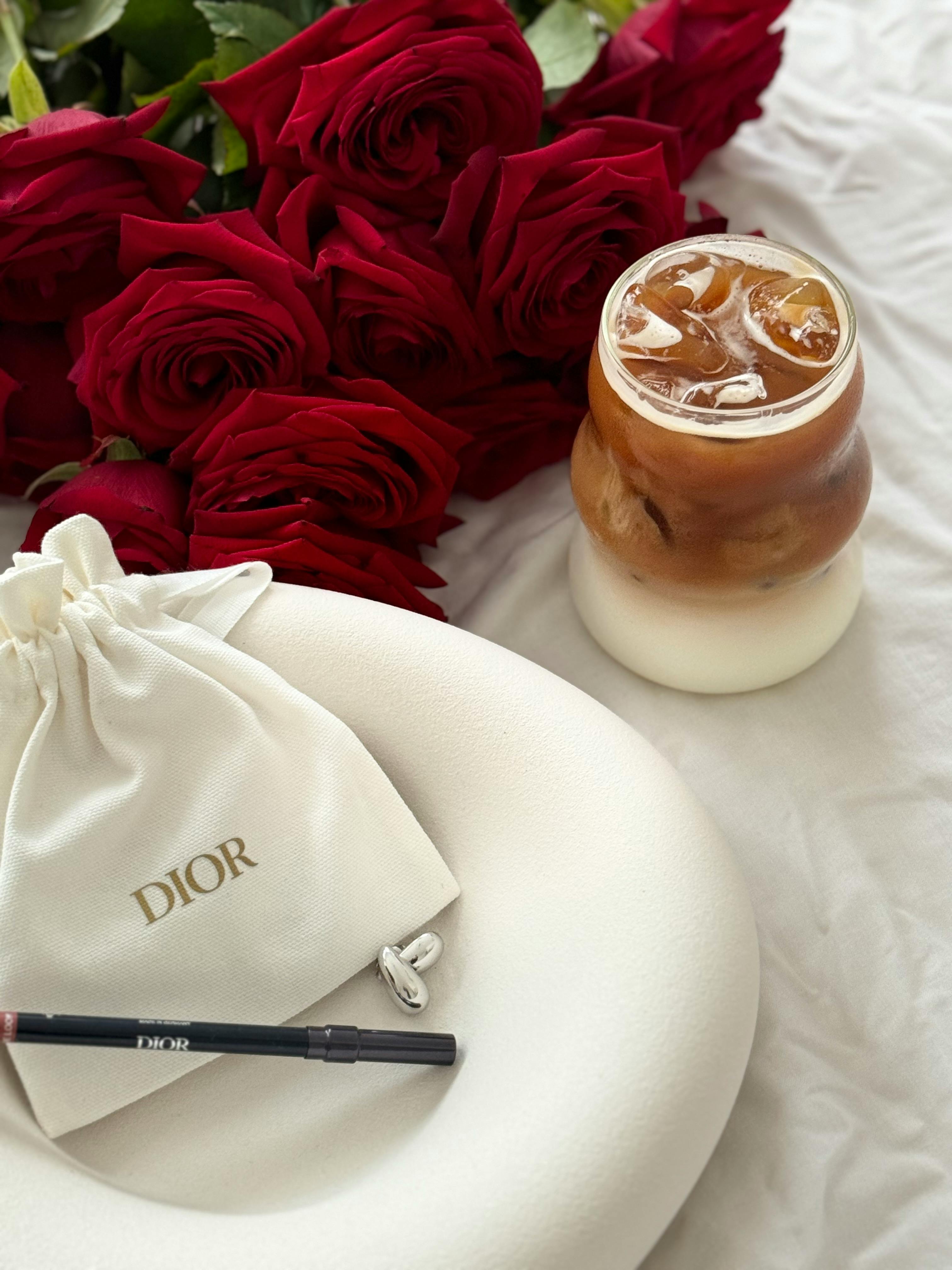 Belanja pilihan coffee beans, alat seduh, dan daily essentials dalam satu storefront.